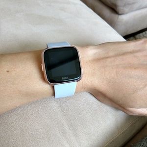 fitbit versa periwinkle rose gold